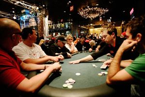 What to Choose: Poker or Online Casino?